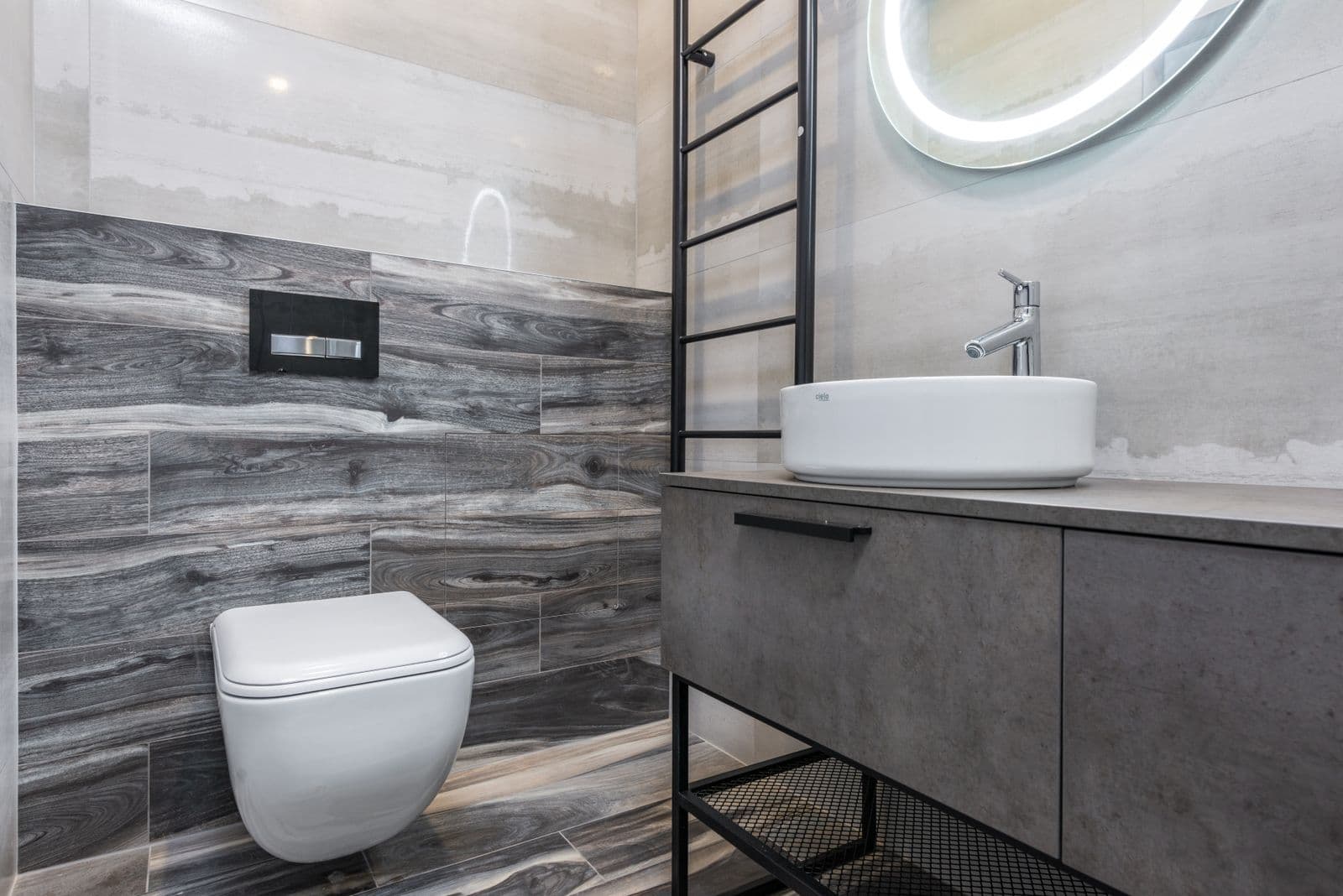 Seramik kaplı banyo duvarı ve asma klozet